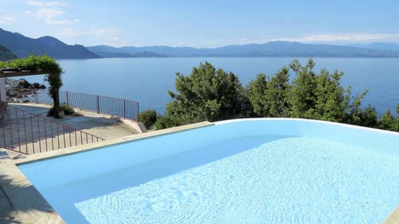 Korsika-Panoramapool-Meerblick